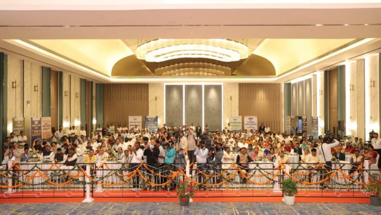 સુરતમાં આયોજિત અખિલ ભારતીય મેયર્સ પરિષદની 116મી કાર્યકારિણી બેઠકના પ્રારંભે દેશના 16 રાજ્યોના મહાનગરોના મેયર્સ અને પરિષદના પદાધિકારીઓ સાથે સંવાદ